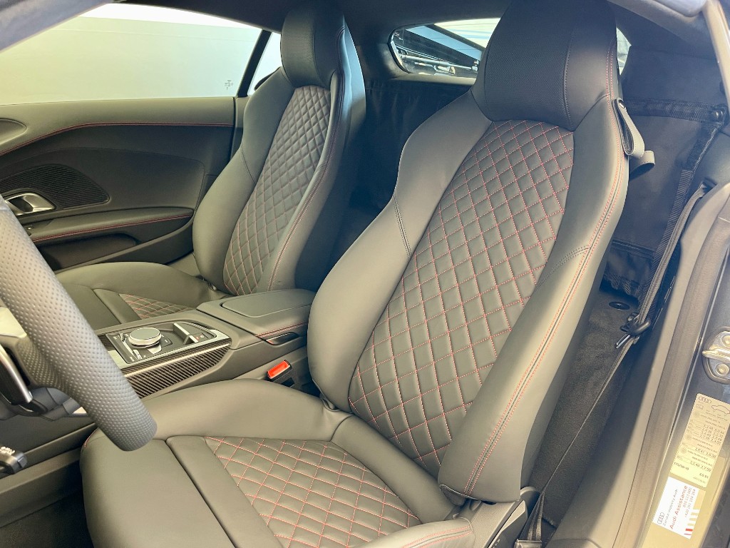 AUDI R8 COUPÉ V10 PERFORMANCE | SKLADEM | NOVÉ ČESKÉ AUTO | IHNED K PŘEDÁNÍ | 620 KONÍ | MAX VÝBAVA | ŠEDÁ DAYTONA | KARBON | KERAMICKÉ BRZDY | IHNED K PŘEDÁNÍ | NÁKUP ONLINE | AUTOiBUY.com